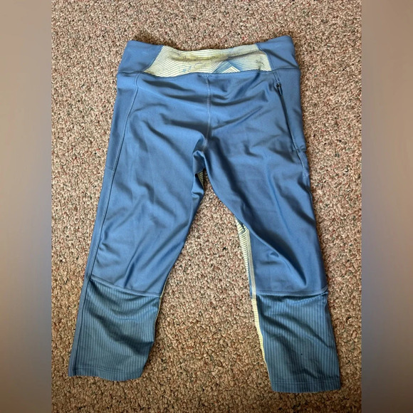 Under Armour Athletic 3/4 Capri Athleisure Gym Workout Yoga Leggings Large - Picture 2 of 2